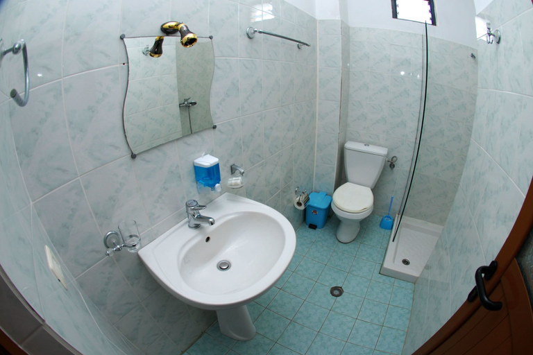 Bathroom, Hotel Ocean, Sarandës