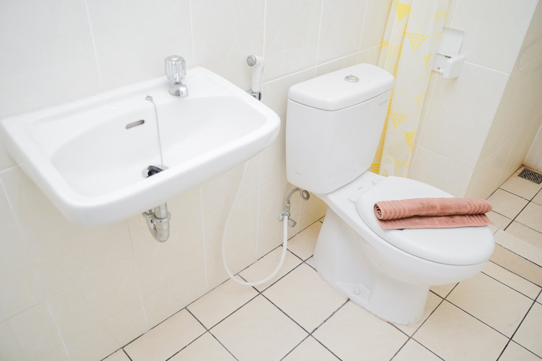 Bathroom 5, Comfort and Spacious 2BR Apartment M-Town Residence By Travelio, Tangerang