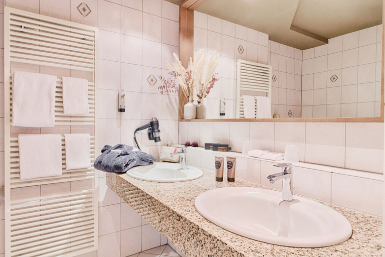 Bathroom 5, Hotel Restaurant Wessinger, Offenbach