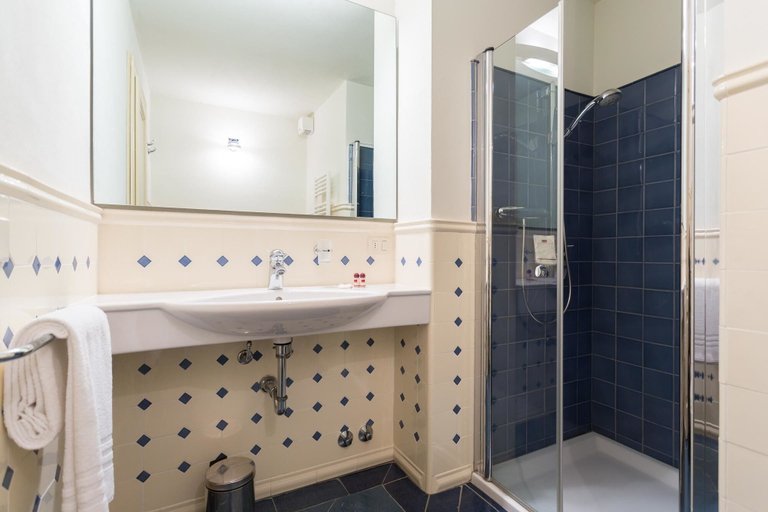Bathroom 5, Tenuta di Monaciano, Siena
