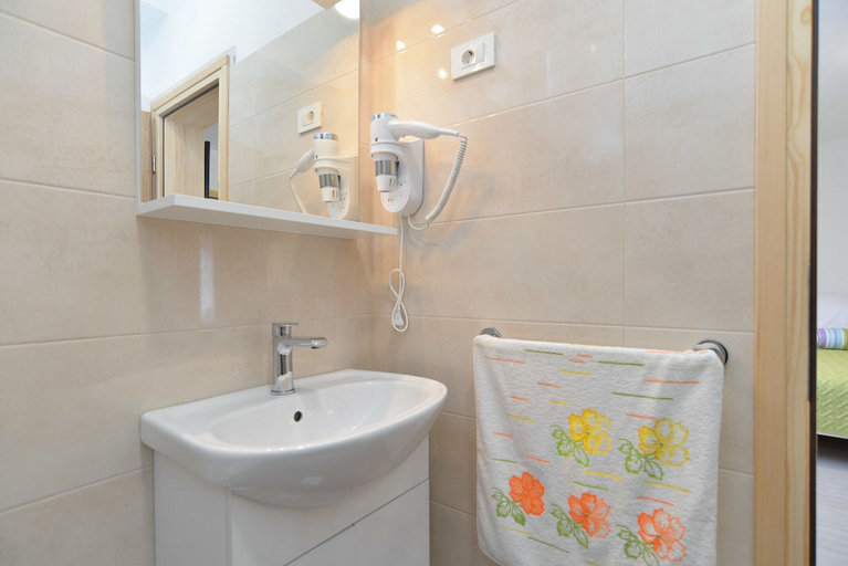 Bathroom 3, Apartment 1659, Marčana