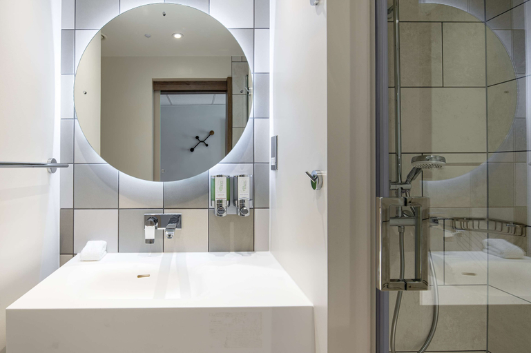 Bathroom 4, Hampton by Hilton High Wycombe, Buckinghamshire