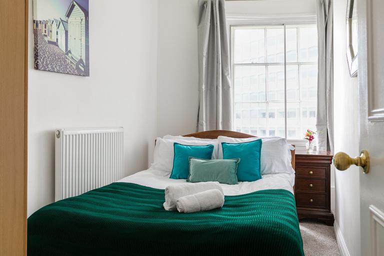 Bedroom 2, 3-bedroom Apartment Lancaster Gate, London