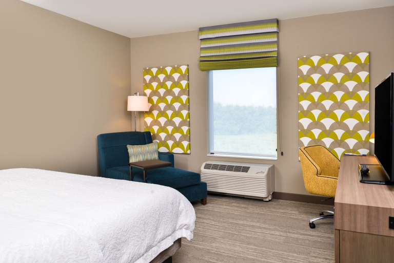 Bedroom 3, Hampton Inn Omaha Airport, Pottawattamie
