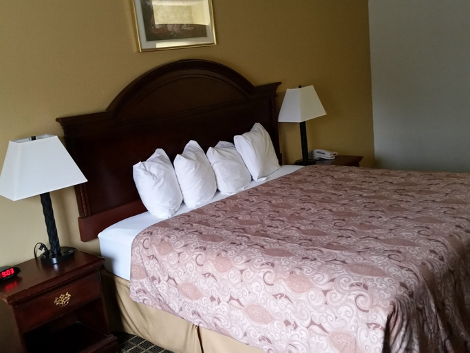 Bedroom 4, Rodeway Inn Cedar Rapids, Linn