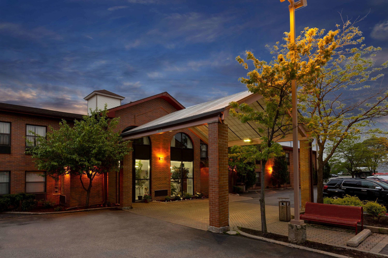 Howard Johnson by Wyndham Waukegan Great Lakes, Lake