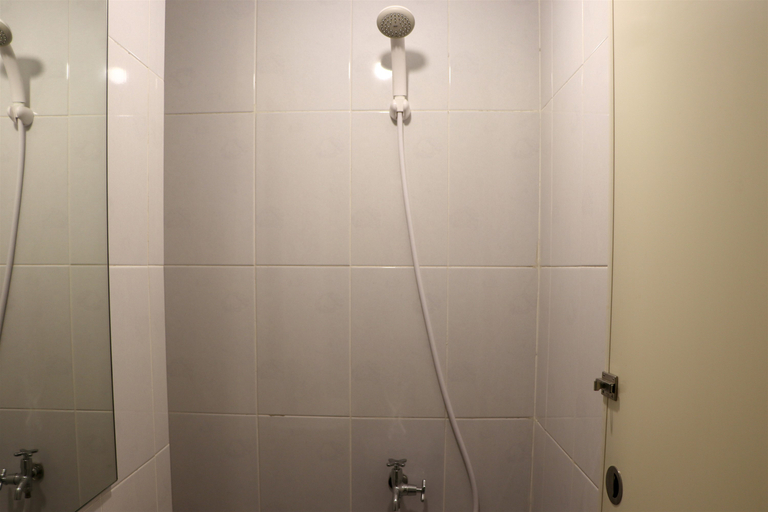 Bathroom 5, Comfy and Simply Studio Tokyo Riverside PIK 2 Apartment By Travelio, Tangerang