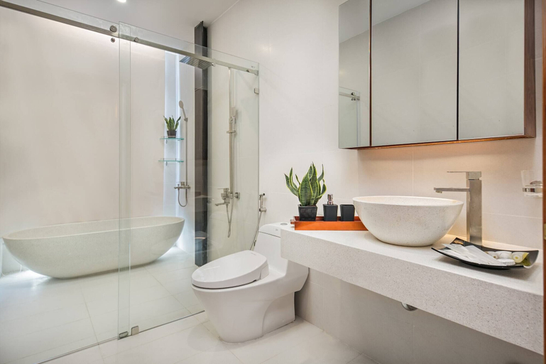Bathroom 5, Modern 4-bdr Villa Foosball Dart Cafe Walk to My Khe Beach, Da Nang