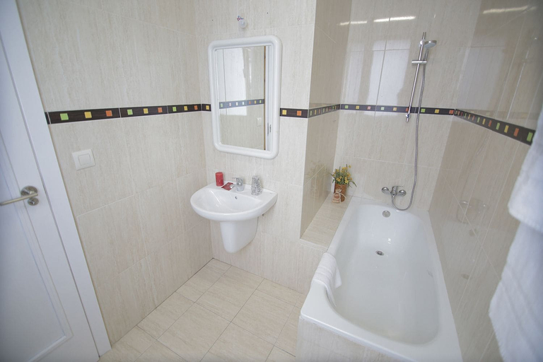 Bathroom 5, Alda Estación Vigo, Pontevedra