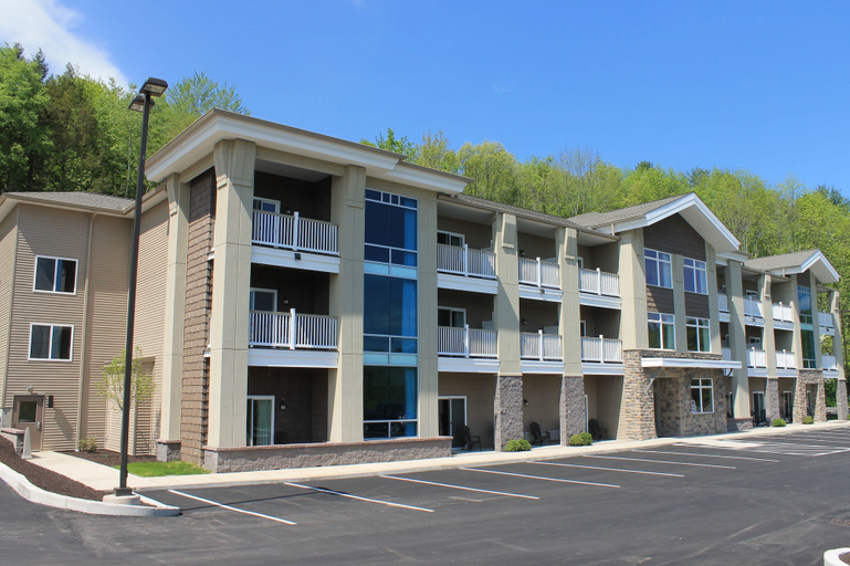 Exterior & Views 2, Crystal Springs Inn and Suites, Bradford