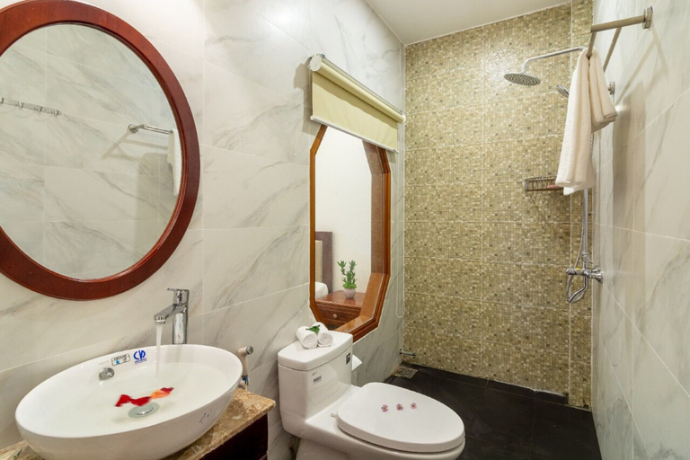 Bathroom 3, Flame Flowers Homestay, Da Nang