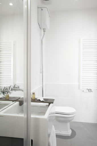 Bathroom 5, Hotel Schwarzwälder Hof, Freiburg im Breisgau