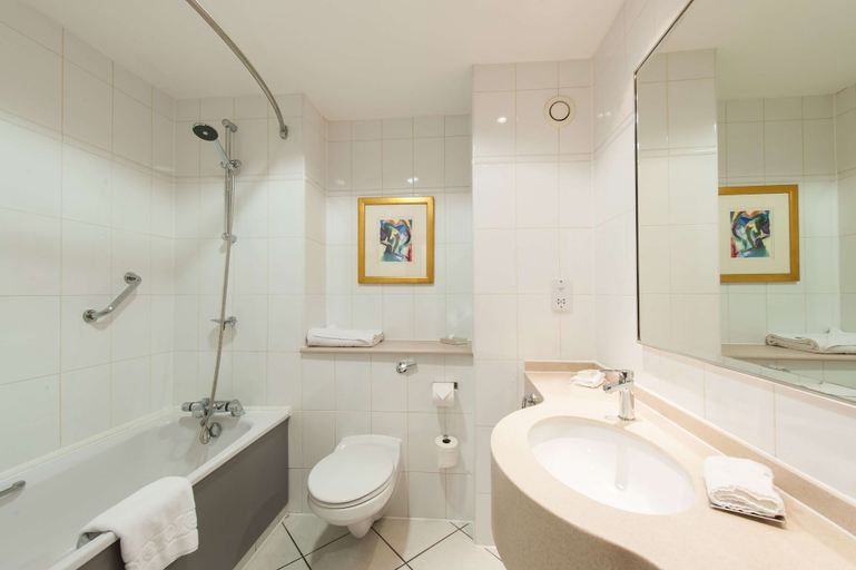 Bathroom 5, DoubleTree by Hilton Glasgow Strathclyde, North Lanarkshire