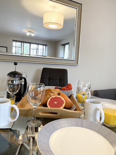 Food & Drinks 5, Apartment Next to Victoria Station, London