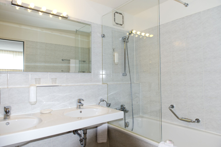 Bathroom 2, Wyndham Hannover Atrium, Region Hannover