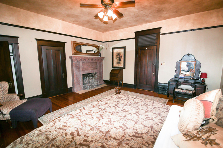 Bedroom 3, Iron Horse Inn, Hood