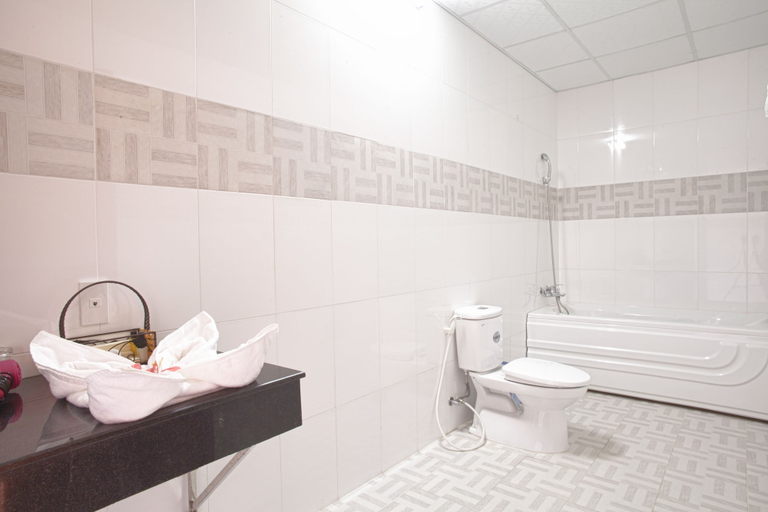 Bathroom 5, Sun & Sands Beach Hotel, Phan Thiết