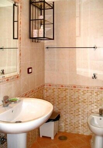 Bathroom 5, Domus Gemi, Napoli