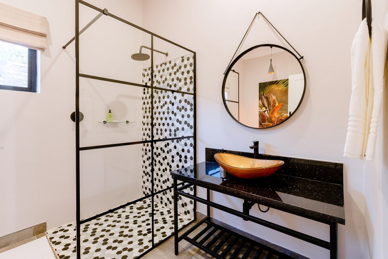 Bathroom 4, Nkosi Guest Lodge, Hwange