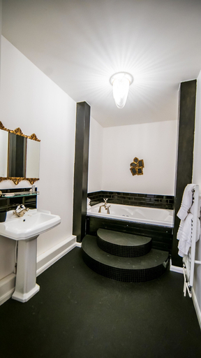 Bathroom 4, Gray Manor Hotel, Hampshire