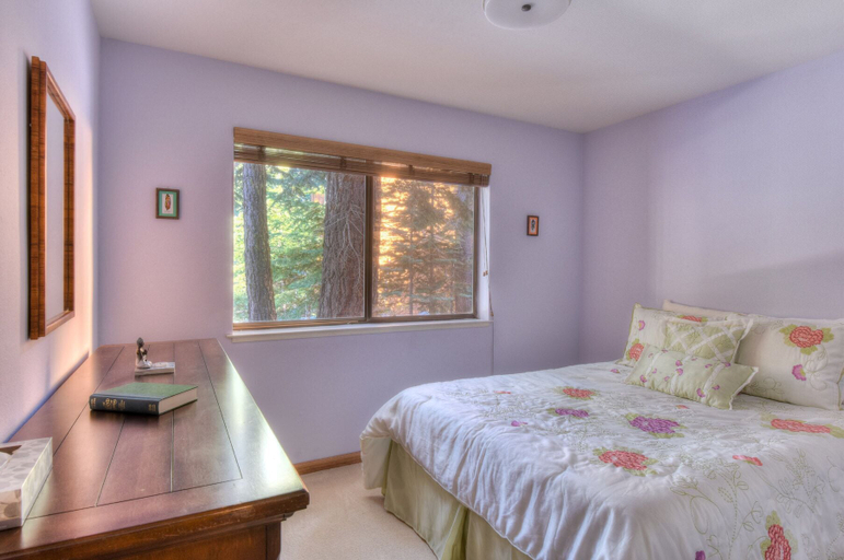 Bedroom 3, Queens Peak, Placer