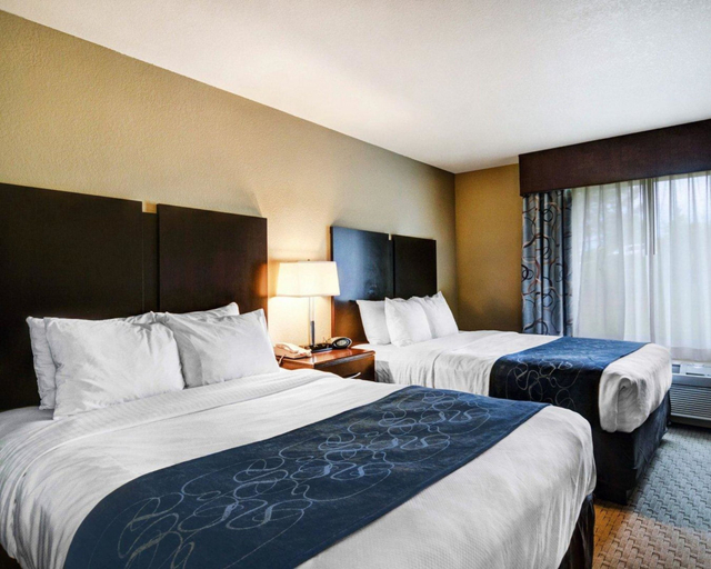 Bedroom 2, Comfort Suites near Hot Springs Park, Garland
