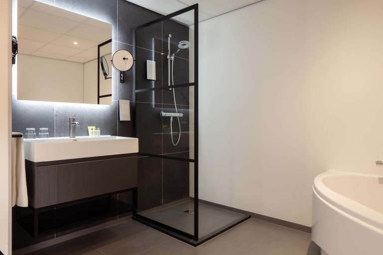 Bathroom 3, Golden Tulip Leiden Centre, Leiden