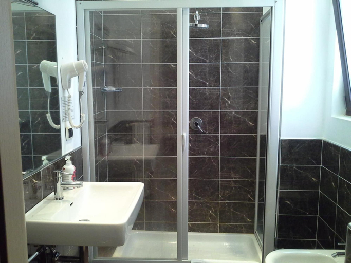 Bathroom 5, Villa del Mar, Bari