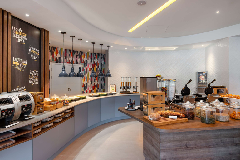Food & Drinks 5, Hampton by Hilton High Wycombe, Buckinghamshire