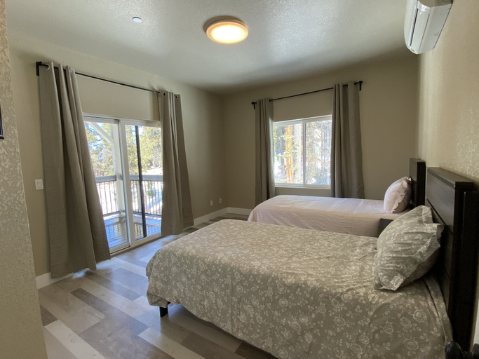 Bedroom 2, Yosemite's Pine Cove, Mariposa