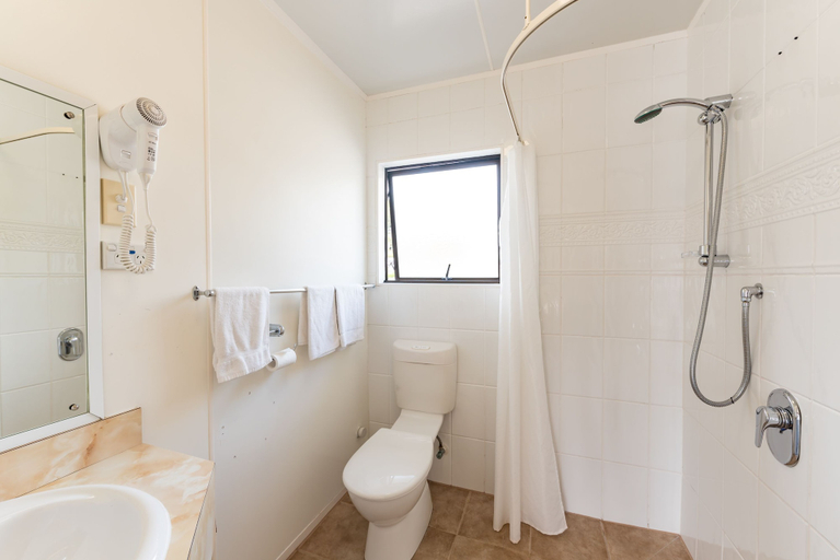 Bathroom 4, Dolphin Motel, Far North