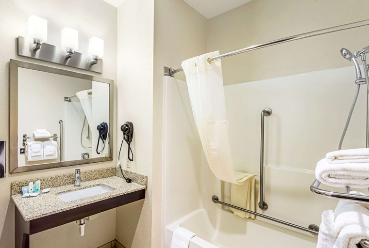 Bathroom 5, Quality Inn Sheboygan North I-43, Sheboygan