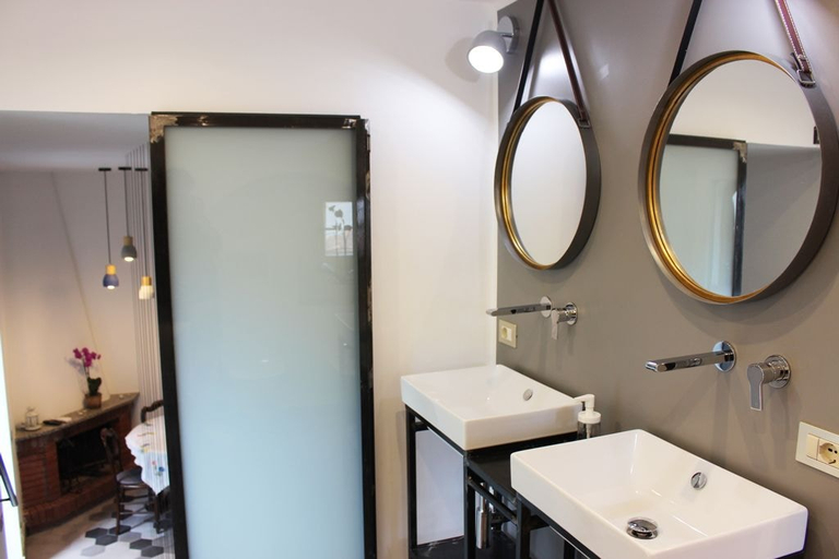 Bathroom 4, La Concha Suites, Salerno