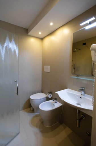 Bathroom 3, Hotel Enrichetta, Brescia