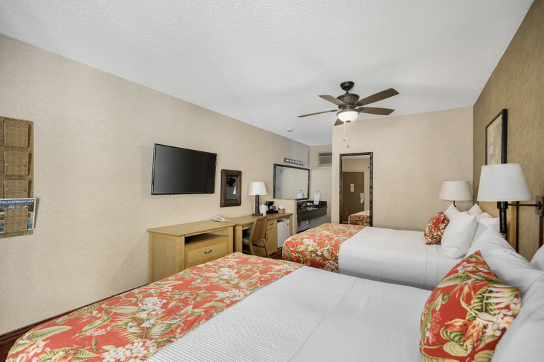 Bedroom 3, Caliente Tropics Hotel, Riverside
