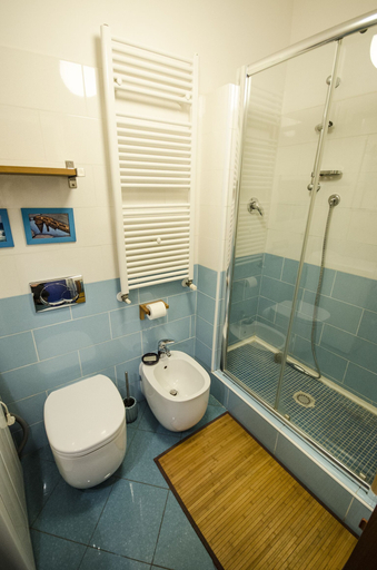 Bathroom 3, Minzoni Apartment, Bologna
