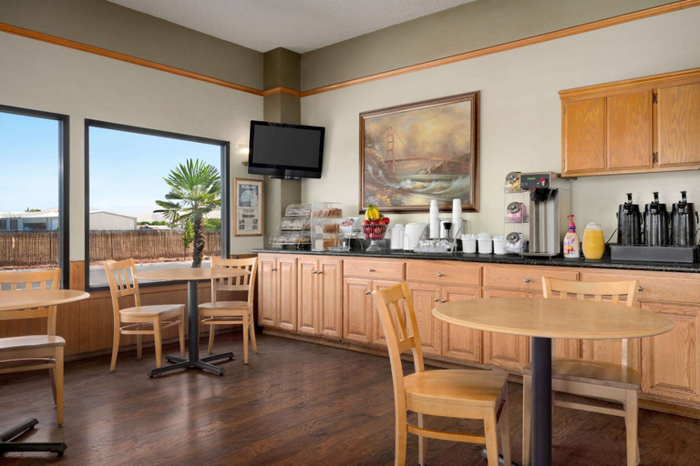 Food & Drinks 5, Super 8 by Wyndham Lindsay Olive Tree, Tulare