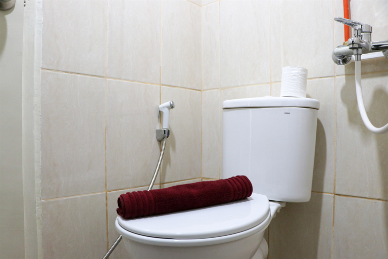 Bathroom 5, Tranquil Stay 2BR at Osaka Riverview PIK 2 Apartment By Travelio, Tangerang