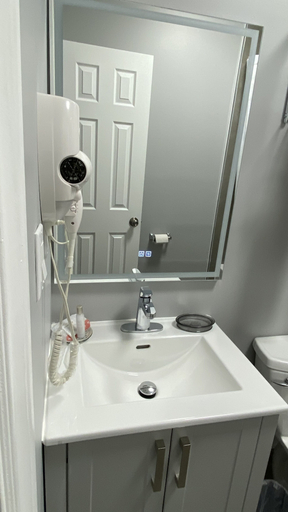 Bathroom 3, North Bay Inn, Nipissing