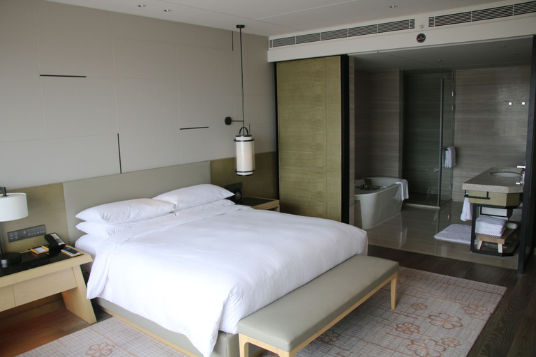 Bedroom 3, Shanghai Marriott Hotel Kangqiao, Shanghai