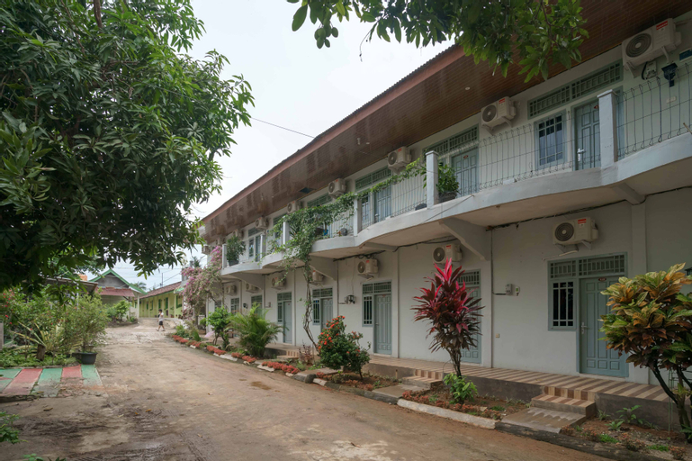 Exterior & Views 2, RedDoorz near Taman Merdeka Metro Lampung, Metro