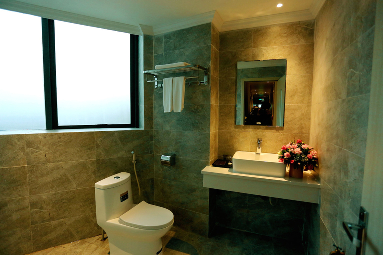 Bathroom, Korinn Pho Yen Hotel, Phổ Yên