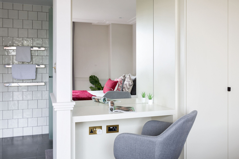 Others 4, Luxurious Hammersmith Apartment, London