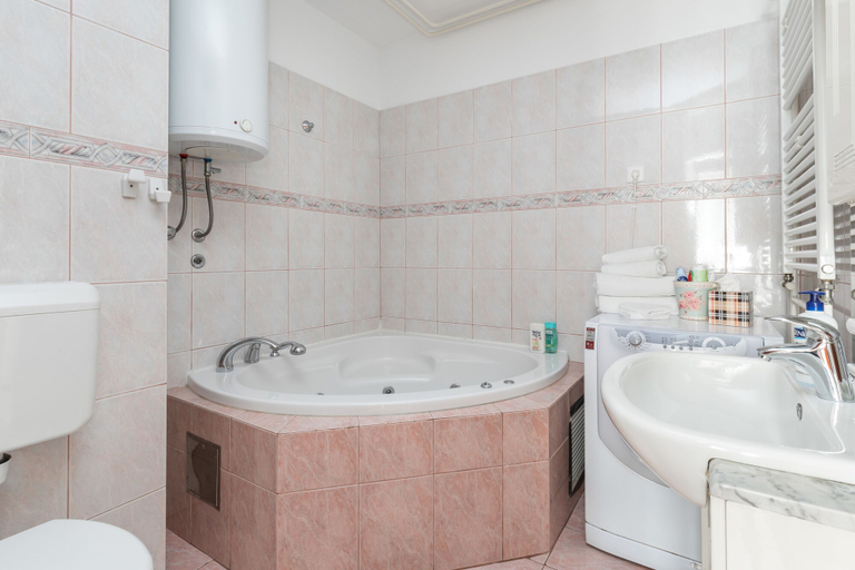 Bathroom 3, Spacious & Clean Condo near Beach, Split
