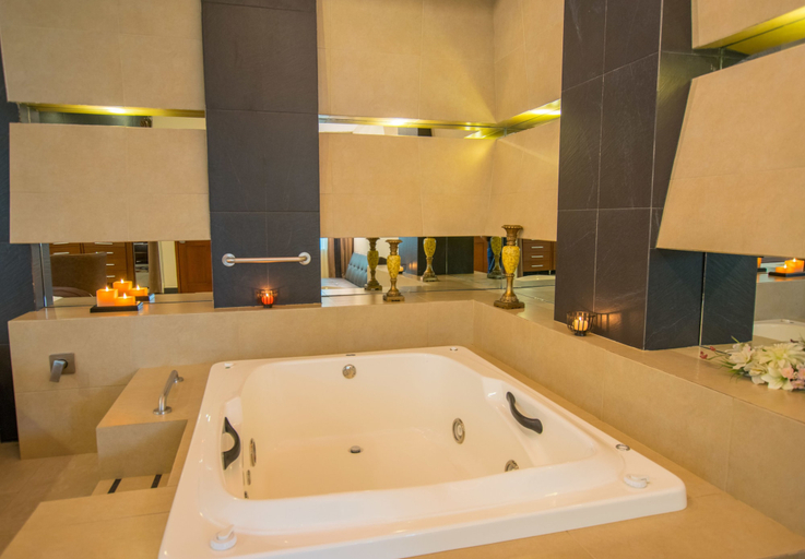 Bathroom 4, Hotel Ecce Inn & Spa, Silao