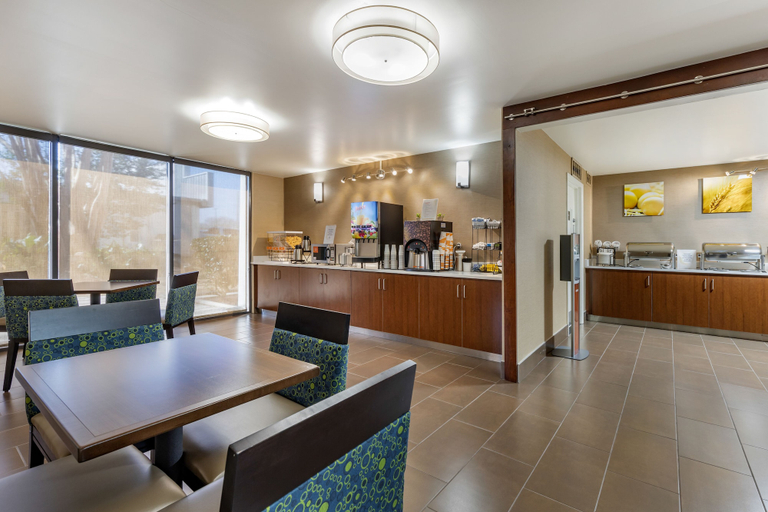 Food & Drinks 5, Comfort Inn University, New Hanover