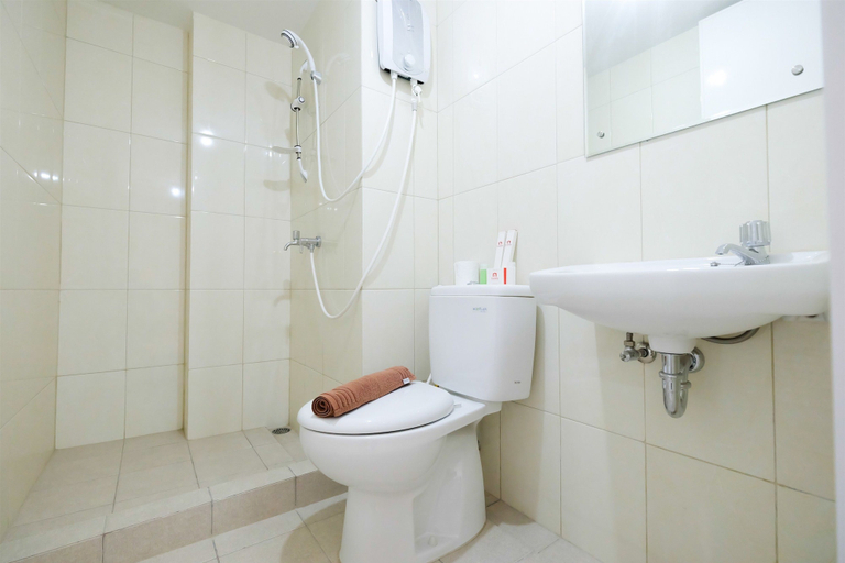 Bathroom 5, Modern and Cozy 2BR @Springlake Bekasi Apartment By Travelio, Bekasi