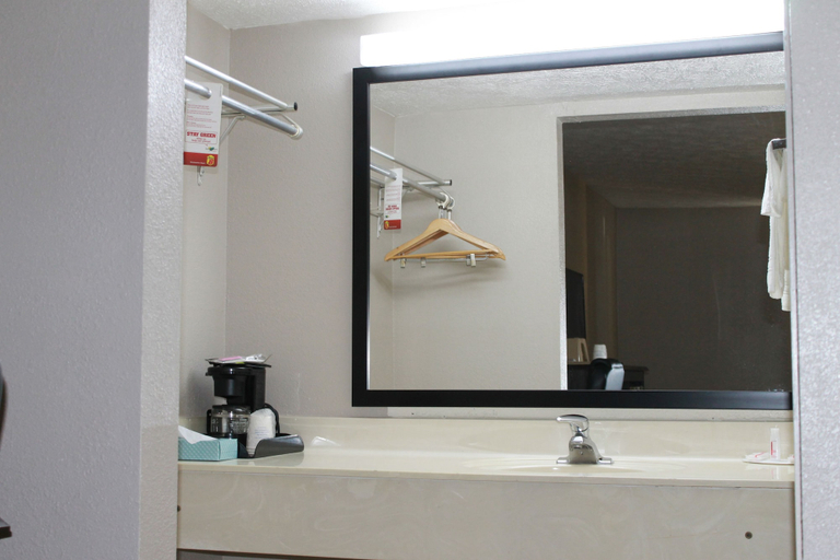 Bathroom 4, Super 8 By Wyndham Locust Grove, Henry