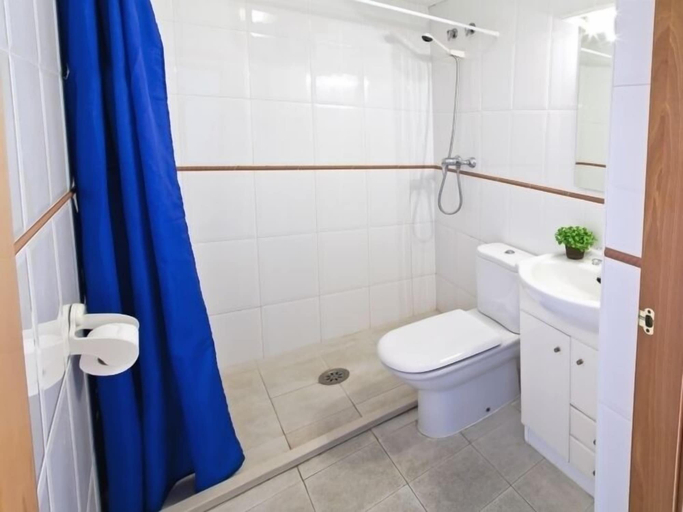 Bathroom, Apartamentos Villa De Madrid 46, Girona
