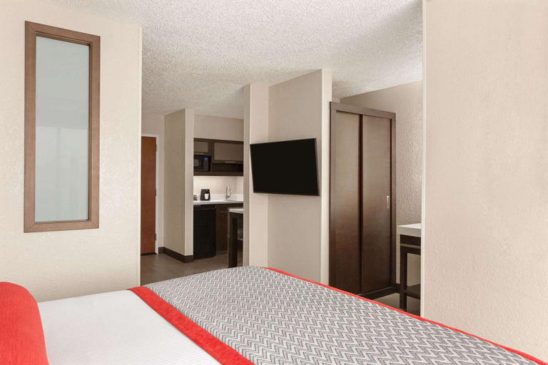 Bedroom 3, Ramada by Wyndham Suites Orlando Airport, Orange